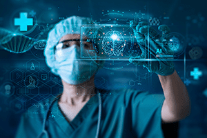 Acerca del programa El Diplomado en Inteligencia Artificial aplicada al diagnóstico médico entrega herramientas para comprender los fundamentos metodológicos de la Inteligencia Artificial aplicadas en el diagnóstico y pronóstico médico; evaluar de forma crítica las oportunidades y barreras que representan estas tecnologías y adquirir las habilidades para incluir estas herramientas en la práctica clínica. Descripción El Diplomado en Inteligencia Artificial para el diagnóstico médico está diseñado para equipar a los y las profesionales de la salud con un profundo conocimiento y habilidades prácticas en la aplicación de tecnologías de Inteligencia Artificial (IA) en el área de la medicina. Los y las estudiantes aprenderán conceptos fundamentales y avanzados de Machine Learning y Deep Learning, aplicados específicamente al diagnóstico y pronóstico médico. A través de cursos como Fundamentos computacionales para IA en medicina, Análisis exploratorio y Visualización de datos, Introducción a IA para diagnóstico y pronóstico médico, y Deep Learning, los participantes desarrollarán la capacidad de analizar datos estructurados y no estructurados, interpretar señales de sensores, textos e imágenes médicas, y aplicar estos conocimientos en su práctica profesional. La pertinencia de este diplomado radica en su capacidad para transformar la práctica clínica a través de la integración de tecnologías avanzadas de IA. Este programa no solo introduce y actualiza al profesional en las últimas tendencias tecnológicas de IA aplicadas al ámbito de la salud, sino que también habilita a los participantes para liderar la implementación de soluciones de IA en sus respectivos entornos de trabajo. El diplomado adopta una metodología dinámica e interactiva, utilizando una plataforma de streaming para la entrega de clases sincrónicas, a través de una plataforma de videoconferencia, que permite la participación activa de los y las estudiantes desde cualquier lugar, así como seminarios presenciales que permiten el networking con sus pares. El diplomado combina teoría con proyectos prácticos, permitiendo a los y las estudiantes aplicar directamente los conocimientos adquiridos en escenarios reales y simulados. Este enfoque práctico garantiza que los y las graduadas no sólo comprendan los aspectos teóricos de la IA, sino que también sean capaces de utilizar estas soluciones en sus respectivos campos profesionales. La colaboración entre la Facultad de Ingeniería y el Instituto de Ingeniería Biológica y Médica (de las Facultades de Ingeniería, Medicina y Ciencias Biológicas) UC con el Instituto Milenio en Ingeniería e Inteligencia Artificial para la Salud (iHEALTH) enriquece el programa, a través de un enfoque interdisciplinario que integra conocimientos técnicos y clínicos. Esta sinergia asegura que los contenidos no solo sean de alta calidad técnica, sino también ajustados a las necesidades y desafíos reales del sector salud. Detalle dirigido a Diseñado para profesionales del área de la salud como medicina, enfermería, obstetricia y puericultura, kinesiología, odontología, tecnología médica, ingeniería biomédica, químicos farmacéuticos, médicos veterinarios, entre otras carreras afines. Este diplomado es ideal para los y las profesionales del área de la salud que deseen estar a la vanguardia en la aplicación de tecnologías de Inteligencia Artificial (IA) para el diagnóstico y pronóstico médico. Objetivos de Aprendizaje Aplicar los principios fundamentales de la inteligencia artificial, en casos reales de uso, para el diagnóstico médico UC