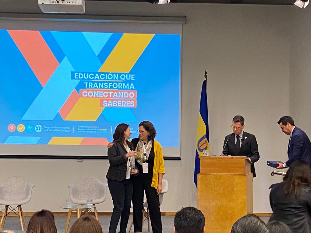 Ana María González recibiendo premio