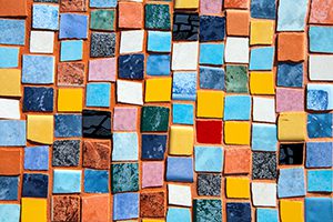 Cerámica mural contemporánea: módulos y lenguaje visual